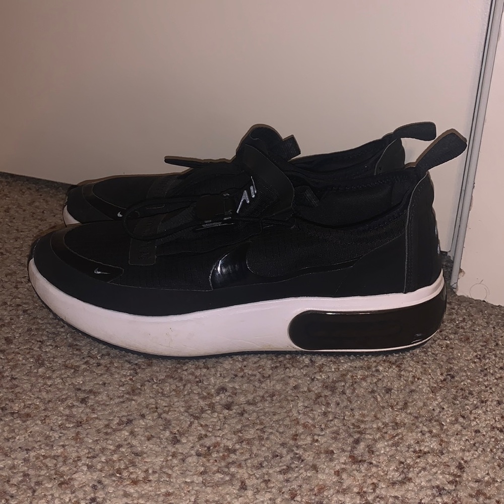 Black Nike tennis shoes